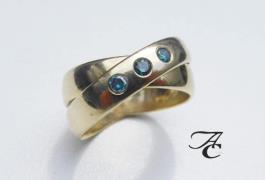 Atelier Christian Gouden ring met blue diamonds