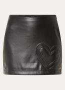 NIKKIE Ilevo mini rok van imitatieleer met 3D print