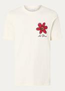 Les Deux Flower Basket T-shirt van biologisch katoen met logo- en back...