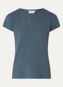 My Essential Wardrobe Mandy T-shirt met logoborduring en ribstructuur