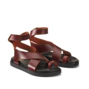 Leren sandalen met sleehak en teenbandje