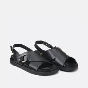 Sandalen van glad leer met gekruiste banden