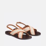 Platte sandalen in raffia