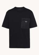 Prada Re-Nylon T-shirt met borstzak en logo