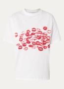 Never Fully Dressed Kissed T-shirt met print