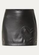 NIKKIE Ilevo mini rok van imitatieleer met 3D print