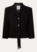 Sandro Cropped blazer met klepzakken en strikceintuur