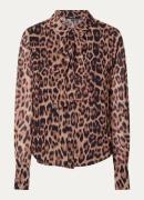 NIKKIE Leopard semi-transparante blouse met panterprint en sjaalkraag