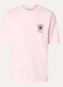 Drôle de Monsieur Slogan Rose T-shirt met logo- en backprint