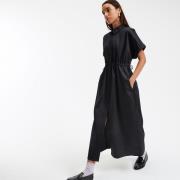 Robe longue resserrée à la taille, col chemise