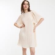 Robe courte évasée, manches courtes papillon