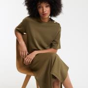 Robe droite pailletée, longue, manches courtes