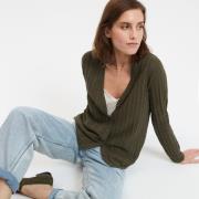 Cardigan col v en fine maille, boutonné