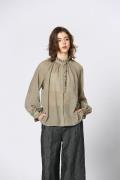 Blouse col montant à volant