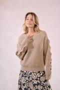 Pull aux manches boutonnées