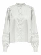 Blouse fluide, col mao, détail broderie